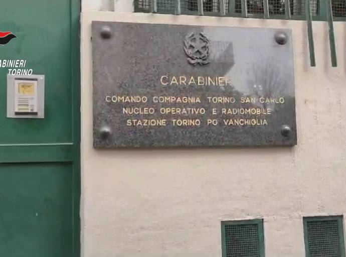 Anziano picchiato e rapinato in casa a Torino: tre arresti. Il basista è un amico della vittima